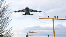 Na pardubickém letišti přistál další nákladní speciál Antonov An-124-100M Ruslan s nákladem zdravotnického materiálu a ochranných prostředků, 31.3.