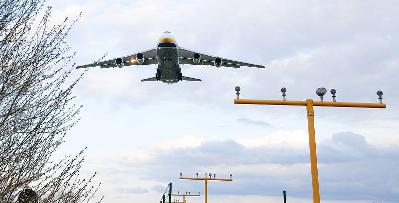 Na pardubickém letišti přistál další nákladní speciál Antonov An-124-100M Ruslan s nákladem zdravotnického materiálu a ochranných prostředků, 31.3.