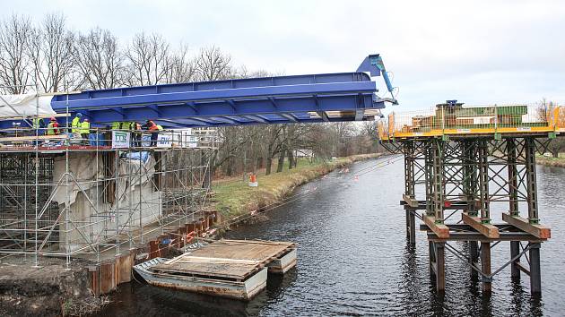 Dělníci začali s vysouváním první části ocelové konstrukce mostu přes řeku Labe, který v červenci 2020 spojí břehy Valů a Mělic.