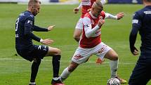 Fotbalové utkání Fortuna ligy mezi FK Pardubice (v červenobílém) a 1.FC Slovácko ( v modrém) na Městském stadionu Ďolíček v Praze.