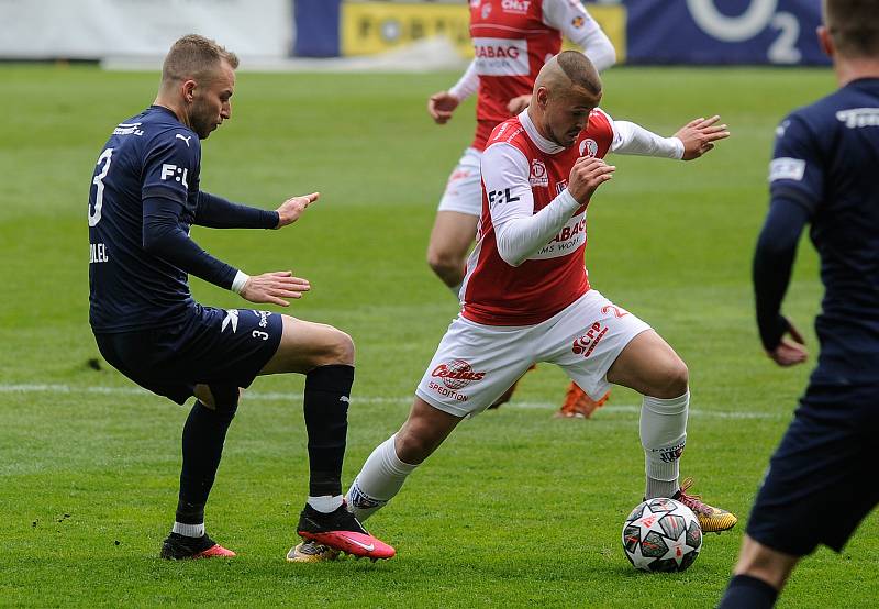 Fotbalové utkání Fortuna ligy mezi FK Pardubice (v červenobílém) a 1.FC Slovácko ( v modrém) na Městském stadionu Ďolíček v Praze.