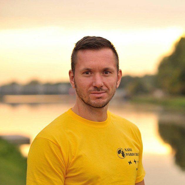Filip Sedlák (Naše Pardubice), 38 let, pedagog, protikorupční aktivista, trenér atletiky, zastupitel MO Pardubice I.