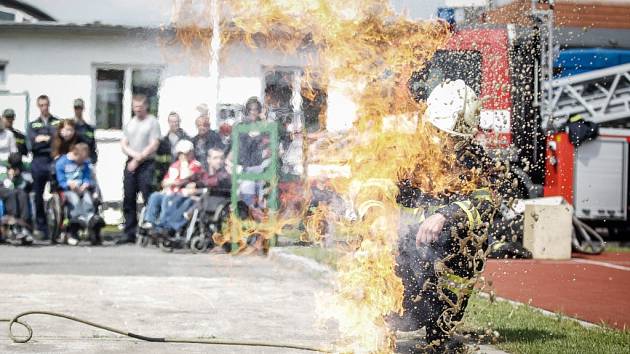 Jak bouřlivě vypadá reakce hořícího oleje s vodou ukázala i demonstrace, kterou hasiči ukazují jako odstrašující příklad.