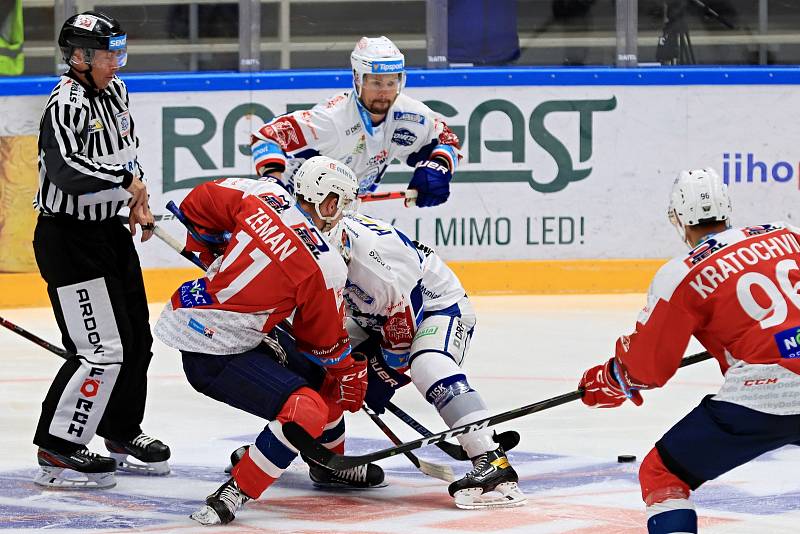 Generali Česká Cup: HC Kometa Brno (bílá) - HC Dynamo Pardubice (červená)