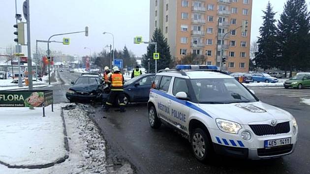 Dva osobní automobily se srazily v Přelouči