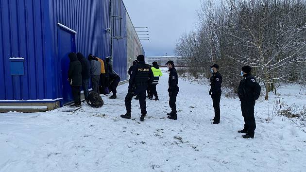 Sedm migrantů vyskákalo na Chrudimsku z kamionu, vzápětí je chytila policie