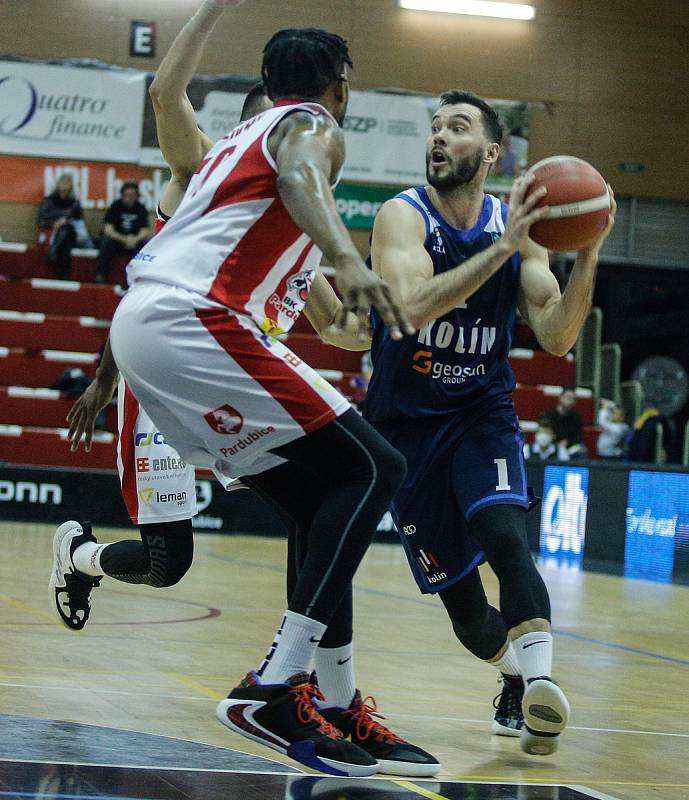 Basketbalové utkání Kooperativa NBL mezi BK JIP Pardubice (v bíločerveném) a BC Geosan Kolín (v modrém) v pardubické hale na Dašické.