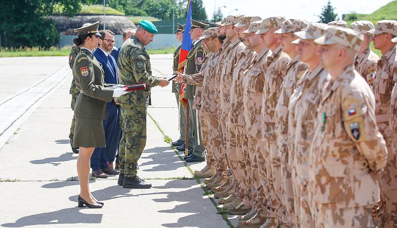 Slavnostní nástup vojáků 20. úkolové uskupení Armády ČR, kteří se vrátili z Afghánistánu, na letišti v Pardubicích.