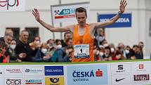 Mistrovství České republiky v půlmaratonu vyhráli Vít Pavlišta (číslo1) a Tereza Hrochová (číslo 11).