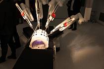 Přesný, šetrný a schopný operovat i na hůře dostupných místech. To jsou hlavní výhody nového robotického operačního systému da Vinci Xi, kterým nově disponuje Pardubická nemocnice.