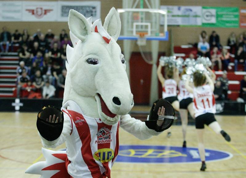 1. čtvrtfinále BK JIP Pardubice - Destone Tuři Svitavy (92:74).