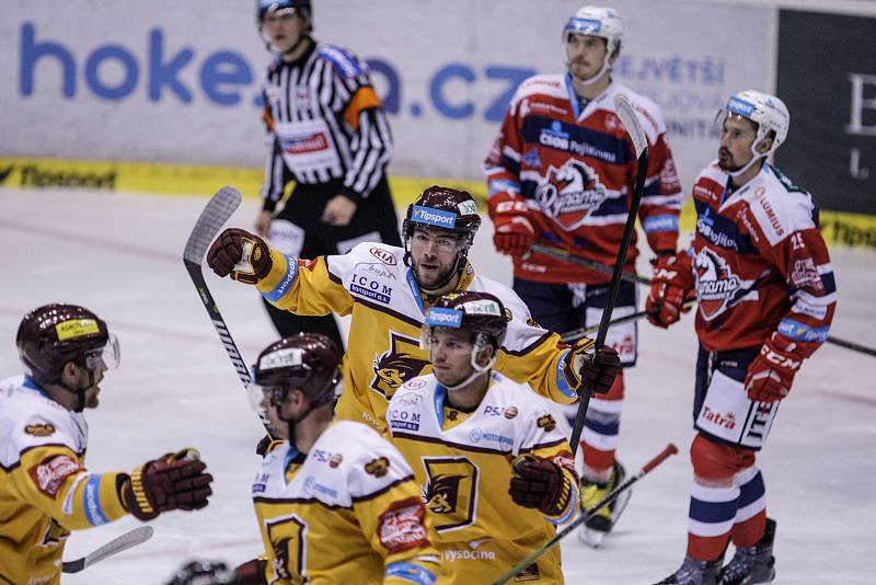 Hokejové utkání Tipsport extraligy mezi HC Dynamo Pardubice (červenobílém) a HC Dukla Jihlava (ve žlutém).