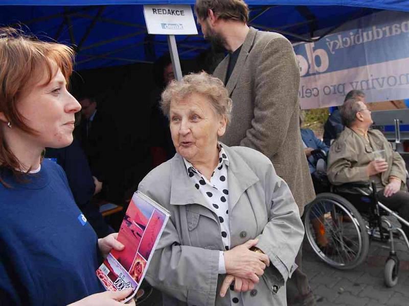 Vedoucí redaktorka Pardubického deníku Pavlína Roztočilová s návštěvnicí pardubické akce Den s Deníkem. 