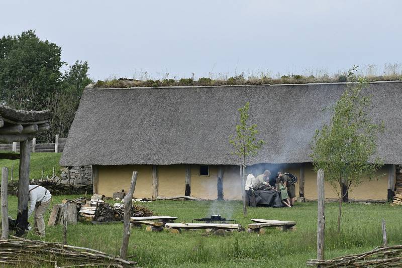 V Keltském skanzenu v Nasavrkách se v sobotu stříhaly ovce pérovým nůžkami.