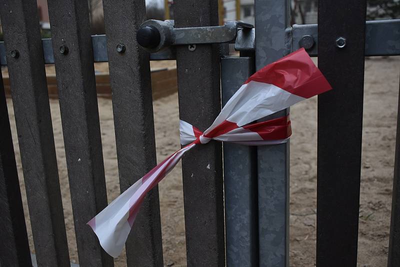 Na dětská hřiště na pardubické Dubině by rodiče s dětmi chodit neměli.