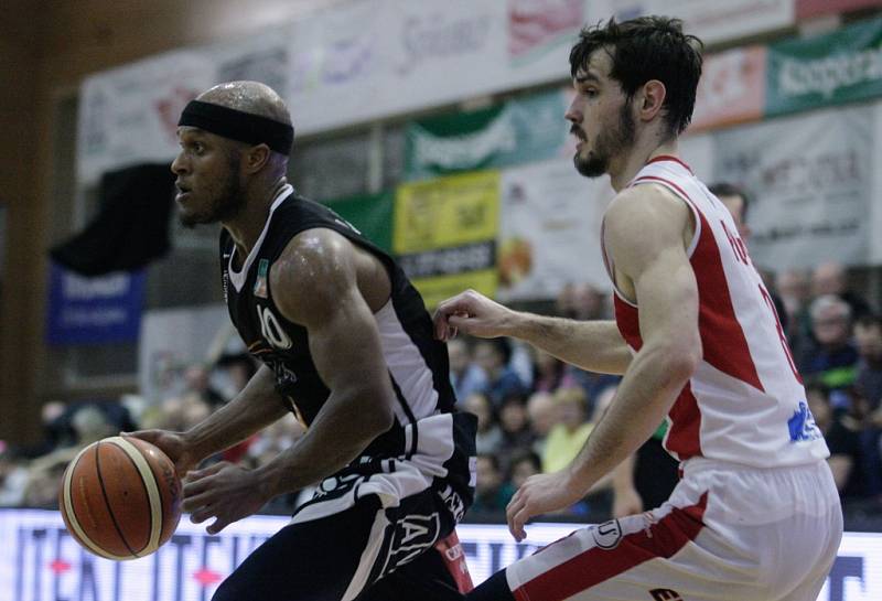 Basketbalové utkání Pardubice - Nymburk (73:69).