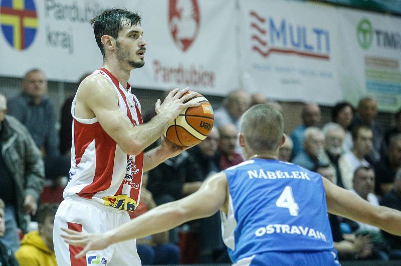 Basketbalové utkání Kooperativa NBL mezi BK JIP Pardubice (v červenobílém) a NH Ostrava (v modrém) v pardubické hale na Dašické.