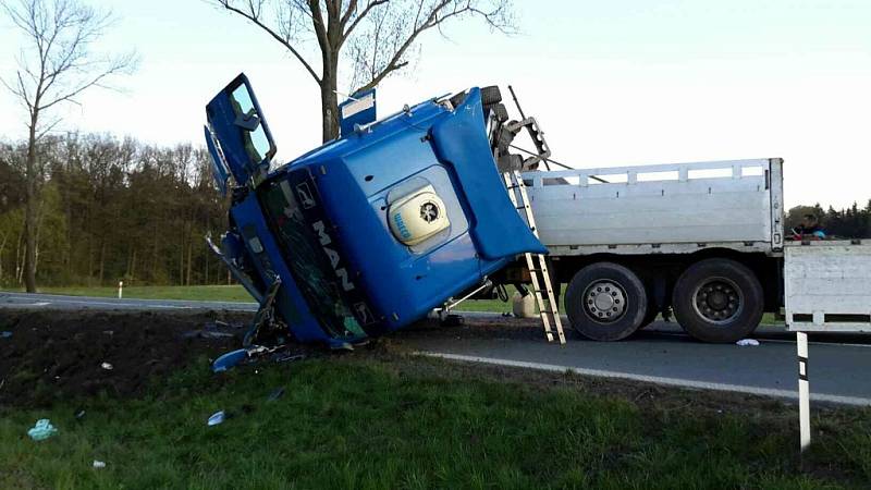 Tahač převážel druhý tahač. Mezi Vysokou u Holic a Jaroslaví pak jejich nehoda zablokovala silnici I/35.