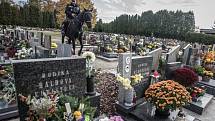 Strážníci městské policie Pardubice hlídkují na hřbitovech také v sedlech starokladrubských vraníků.