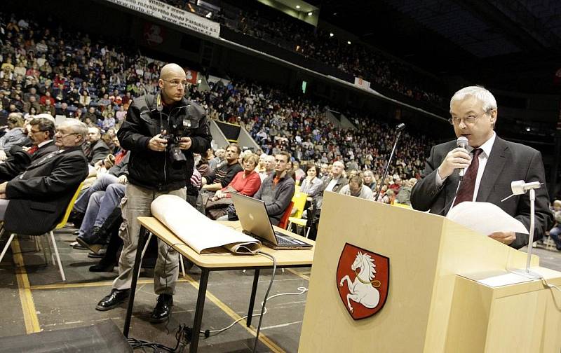 Veřejné projednávání záměru znovuobnovení provozu v semtínské spalovně tentokrát hostila pardubická ČEZ Arena.