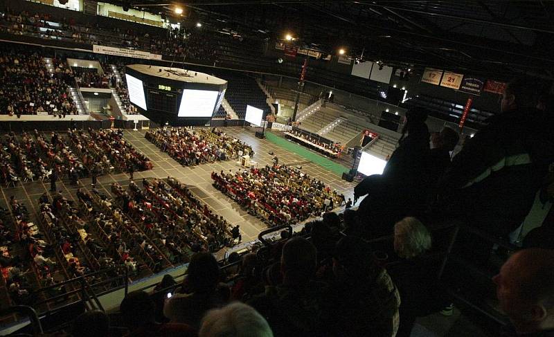 Veřejné projednávání záměru znovuobnovení provozu v semtínské spalovně tentokrát hostila pardubická ČEZ Arena.