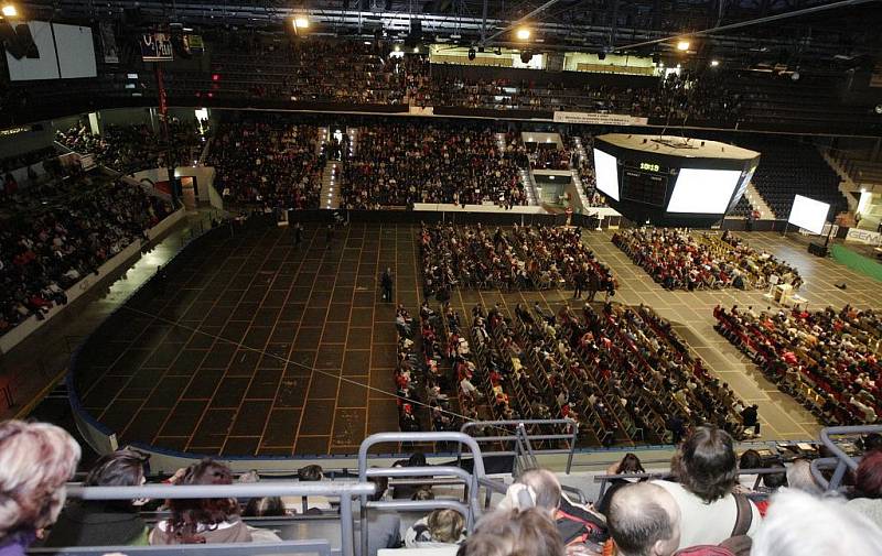 Veřejné projednávání záměru znovuobnovení provozu v semtínské spalovně tentokrát hostila pardubická ČEZ Arena.