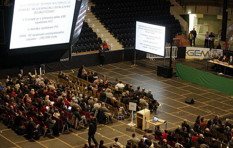 Veřejné projednávání záměru znovuobnovení provozu v semtínské spalovně tentokrát hostila pardubická ČEZ Arena.