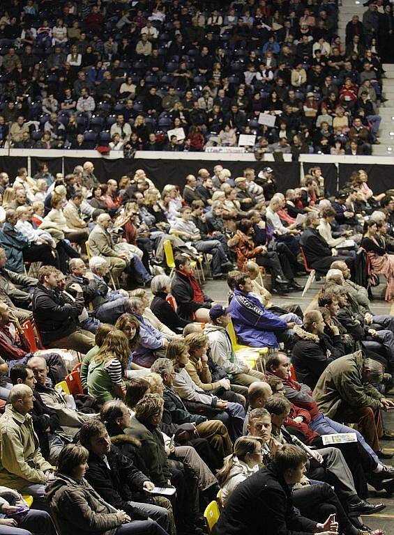 Veřejné projednávání záměru znovuobnovení provozu v semtínské spalovně tentokrát hostila pardubická ČEZ Arena.