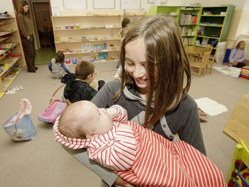 Děti si vyzkoušely jak se postarat o kojence