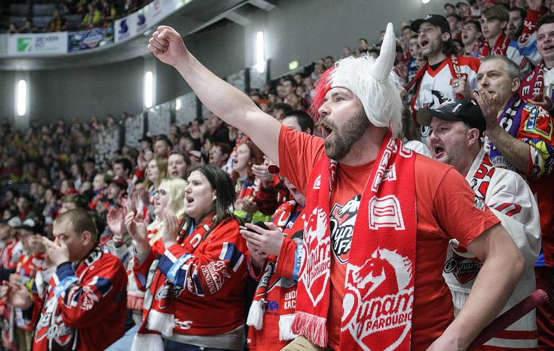 Fanoušci na prvním utkání baráže o udržení v Extralize v ČSOB Pojišťovna ARENA v Pardubicích