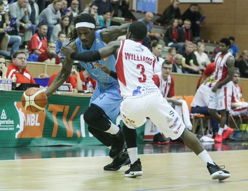 Basketbalové utkání Kooperativy NBL mezi BK JIP Pardubice (v bíločerném) a BK Olomoucko (v modrém)v pardubické hale na Dašické.