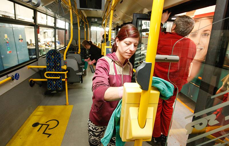 Dopravní podnik města Partubice kvůli šíření Koronaviru pravidelně dezinfikuje všechny vozy.