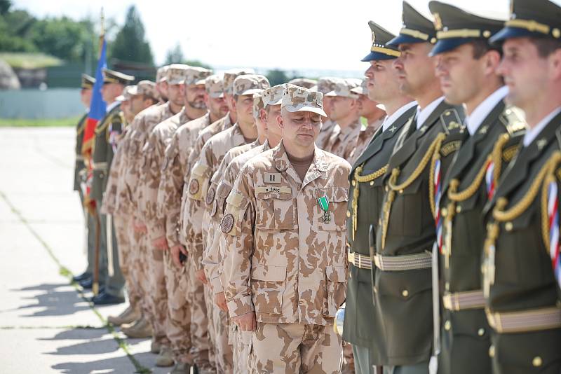 Slavnostní nástup vojáků 20. úkolové uskupení Armády ČR, kteří se vrátili z Afghánistánu, na letišti v Pardubicích.