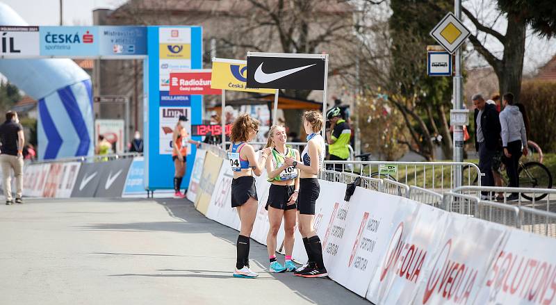 Mistrovství České republiky v půlmaratonu vyhráli Vít Pavlišta (číslo1) a Tereza Hrochová (číslo 11).