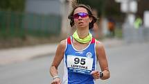 Mistrovství České republiky v půlmaratonu vyhráli Vít Pavlišta (číslo1) a Tereza Hrochová (číslo 11).