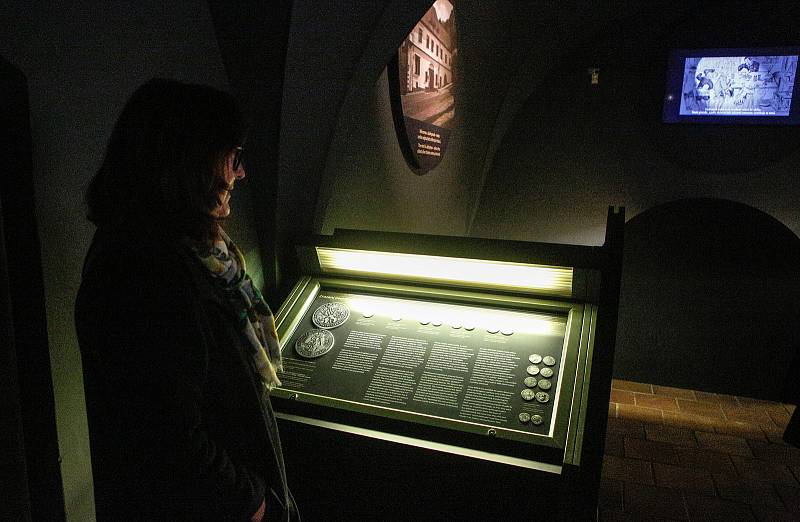Peníze si do hrobu nevezmeš – příběhy peněz a pokladů se vyprávějí v nové numizmatické expozici na pardubickém zámku.