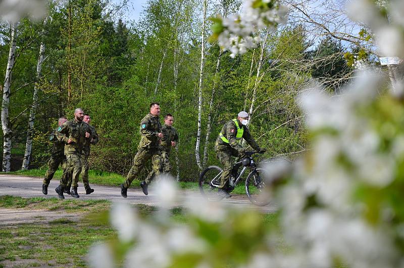 Vojáci vzdali hold válečným veteránům během po stopách odbojáře Alfréda Bartoše.