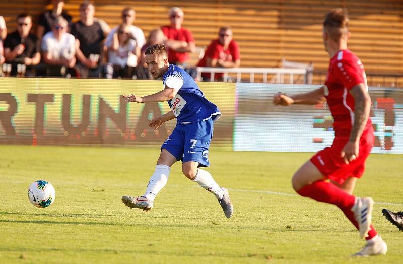 Utkání Fotbalové národní ligy mezi MFK Chrudim (v červeném) a FK Pardubice (v modrém) na fotbalovém stadionu v Chrudimi.