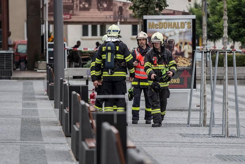 Policie v Pardubicích vyklízela nádraží kvůli podezřelé tašce. Místo bomby v ní ale pyrotechnik našel pouze marmelády.