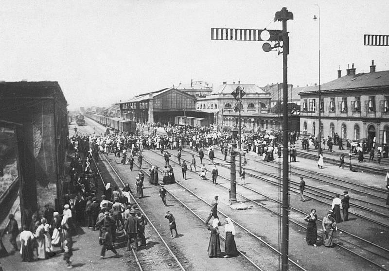 Předehra celé tragedie. Dav lidí obléhal odstavené vagony se slaninou. Dle kroniky se srocení lidu účastnilo na dva tisíce občanů, většinou žen.