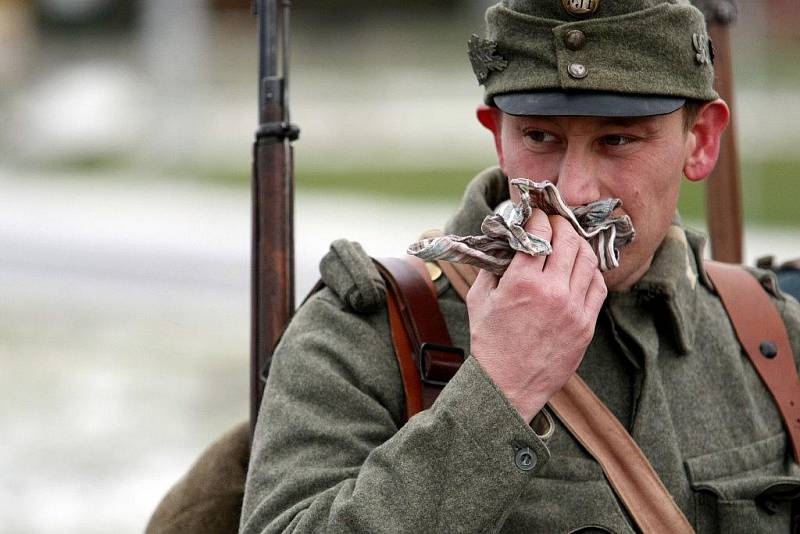 Rakouští vojáci z Klubu přátel vojenské historie Pardubicko si zimním pochodem připomněli padlé 