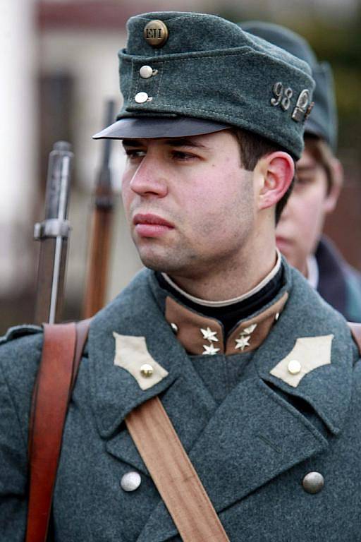 Rakouští vojáci z Klubu přátel vojenské historie Pardubicko si zimním pochodem připomněli padlé 