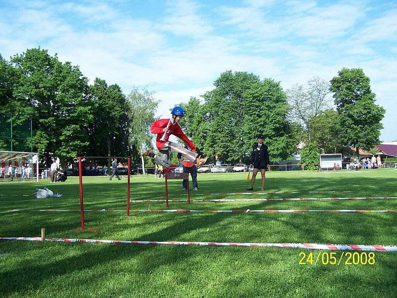 Okresní kolo v požárním sportu Dříteč, let přez překážky