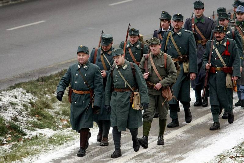 Rakouští vojáci z Klubu přátel vojenské historie Pardubicko si zimním pochodem připomněli padlé 
