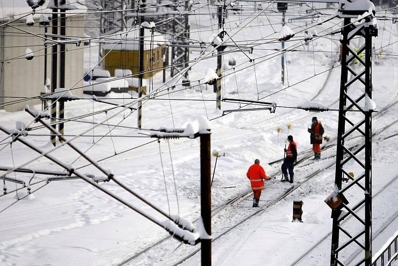 Sníh Pardubice doslova zasypal. Ochromil zejména dopravu.