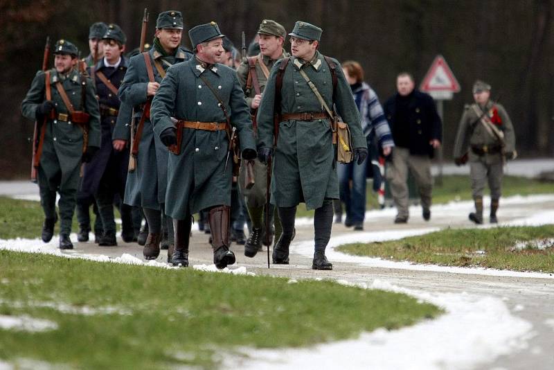 Rakouští vojáci z Klubu přátel vojenské historie Pardubicko si zimním pochodem připomněli padlé 