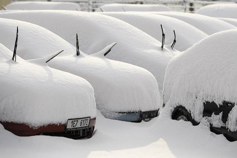 Sníh Pardubice doslova zasypal. Ochromil zejména dopravu.