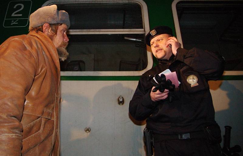 Pardubice - hned na začátku noční služby policisté při kontrole odstavených vagónů najdou vykazují jednoho bezdomovce