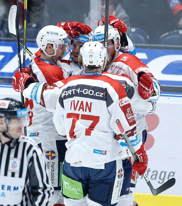 Hokejové utkání Tipsport extraligy v ledním hokeji mezi HC Dynamo Pardubice (v bíločerveném) a HC Oceláři Třinec.