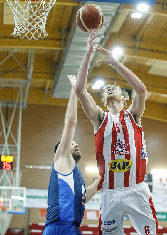 Basketbalové utkání Kooperativy NBL mezi BK JIP Pardubice (v bíločerném) a BC Geosan Kolín (v modrém) v pardubické hale na Dašické.